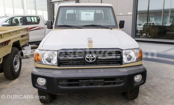 Acheter Import Voiture Toyota Land Cruiser Beige à Import - Dubai, East Mahé Acheter Import Voiture Toyota Land Cruiser Beige à Import - Dubai, East Mahé