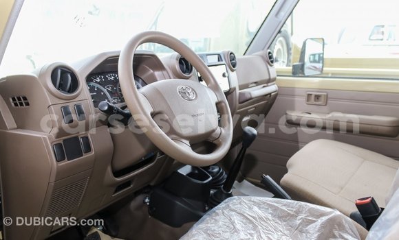 Acheter Import Voiture Toyota Land Cruiser Beige à Import - Dubai, East Mahé Acheter Import Voiture Toyota Land Cruiser Beige à Import - Dubai, East Mahé