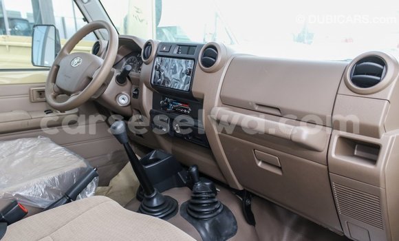 Acheter Import Voiture Toyota Land Cruiser Beige à Import - Dubai, East Mahé Acheter Import Voiture Toyota Land Cruiser Beige à Import - Dubai, East Mahé