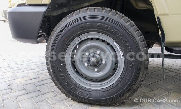 Acheter Import Voiture Toyota Land Cruiser Beige à Import - Dubai, East Mahé Acheter Import Voiture Toyota Land Cruiser Beige à Import - Dubai, East Mahé