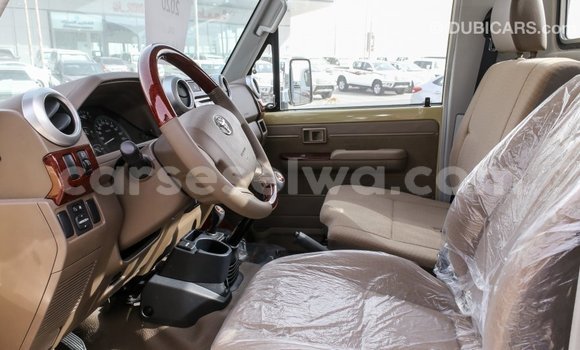 Acheter Import Voiture Toyota Land Cruiser Beige à Import - Dubai, East Mahé Acheter Import Voiture Toyota Land Cruiser Beige à Import - Dubai, East Mahé