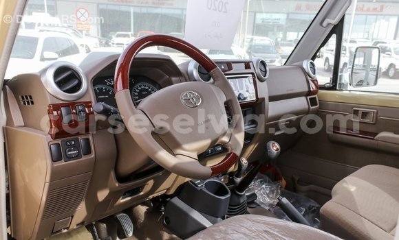 Acheter Import Voiture Toyota Land Cruiser Beige à Import - Dubai, East Mahé Acheter Import Voiture Toyota Land Cruiser Beige à Import - Dubai, East Mahé