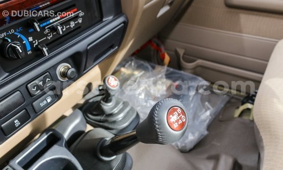 Acheter Import Voiture Toyota Land Cruiser Beige à Import - Dubai, East Mahé Acheter Import Voiture Toyota Land Cruiser Beige à Import - Dubai, East Mahé