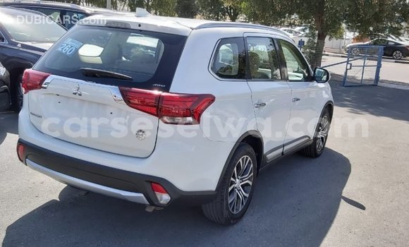 Acheter Import Voiture Mitsubishi Outlander Blanc à Import - Dubai, East Mahé Acheter Import Voiture Mitsubishi Outlander Blanc à Import - Dubai, East Mahé