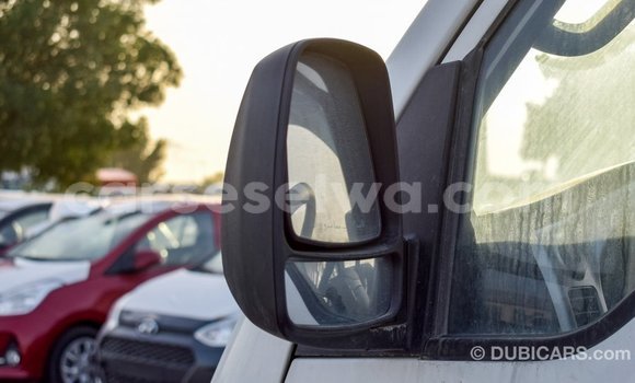 Acheter Import Voiture Kia Carens Blanc à Import - Dubai, East Mahé Acheter Import Voiture Kia Carens Blanc à Import - Dubai, East Mahé