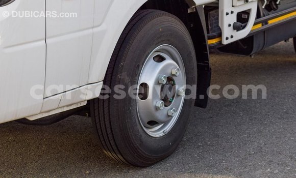 Acheter Import Voiture Kia Carens Blanc à Import - Dubai, East Mahé Acheter Import Voiture Kia Carens Blanc à Import - Dubai, East Mahé