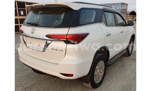 Acheter Import Voiture Toyota Fortuner Blanc à Import - Dubai, East Mahé Acheter Import Voiture Toyota Fortuner Blanc à Import - Dubai, East Mahé