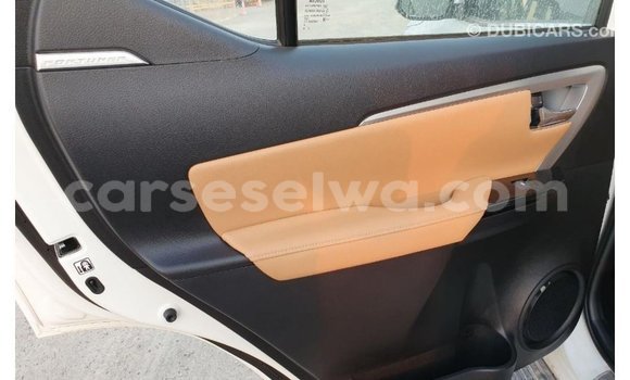 Acheter Import Voiture Toyota Fortuner Blanc à Import - Dubai, East Mahé Acheter Import Voiture Toyota Fortuner Blanc à Import - Dubai, East Mahé