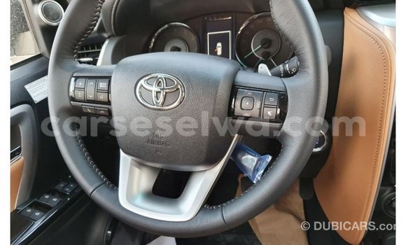 Acheter Import Voiture Toyota Fortuner Blanc à Import - Dubai, East Mahé Acheter Import Voiture Toyota Fortuner Blanc à Import - Dubai, East Mahé