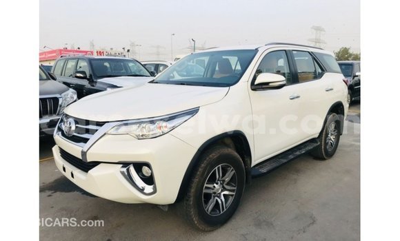 Acheter Import Voiture Toyota Fortuner Blanc à Import - Dubai, East Mahé Acheter Import Voiture Toyota Fortuner Blanc à Import - Dubai, East Mahé