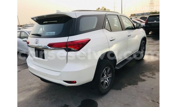 Acheter Import Voiture Toyota Fortuner Blanc à Import - Dubai, East Mahé Acheter Import Voiture Toyota Fortuner Blanc à Import - Dubai, East Mahé