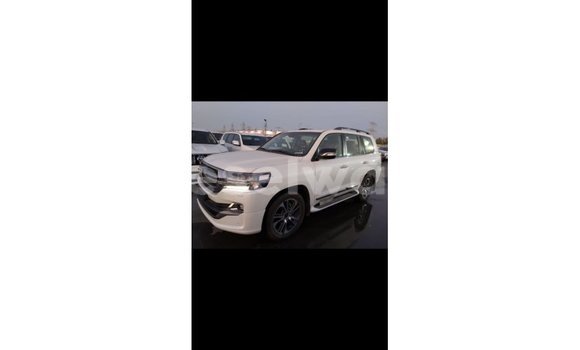 Acheter Import Voiture Toyota Land Cruiser Blanc à Import - Dubai, East Mahé Acheter Import Voiture Toyota Land Cruiser Blanc à Import - Dubai, East Mahé