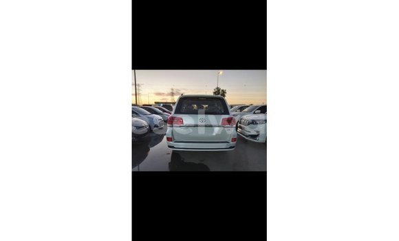 Acheter Import Voiture Toyota Land Cruiser Blanc à Import - Dubai, East Mahé Acheter Import Voiture Toyota Land Cruiser Blanc à Import - Dubai, East Mahé