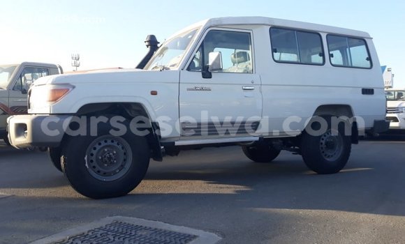 Acheter Import Voiture Toyota Land Cruiser Blanc à Import - Dubai, East Mahé Acheter Import Voiture Toyota Land Cruiser Blanc à Import - Dubai, East Mahé