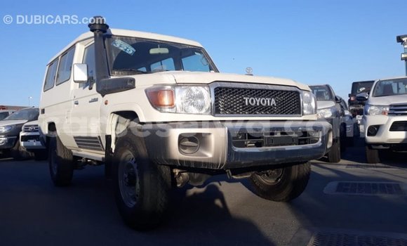 Acheter Import Voiture Toyota Land Cruiser Blanc à Import - Dubai, East Mahé Acheter Import Voiture Toyota Land Cruiser Blanc à Import - Dubai, East Mahé
