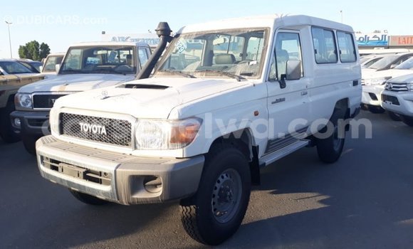 Acheter Import Voiture Toyota Land Cruiser Blanc à Import - Dubai, East Mahé Acheter Import Voiture Toyota Land Cruiser Blanc à Import - Dubai, East Mahé
