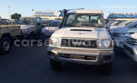 Acheter Import Voiture Toyota Land Cruiser Blanc à Import - Dubai, East Mahé Acheter Import Voiture Toyota Land Cruiser Blanc à Import - Dubai, East Mahé