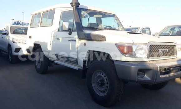 Acheter Import Voiture Toyota Land Cruiser Blanc à Import - Dubai, East Mahé Acheter Import Voiture Toyota Land Cruiser Blanc à Import - Dubai, East Mahé