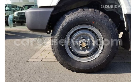 Acheter Import Voiture Toyota Land Cruiser Blanc à Import - Dubai, East Mahé Acheter Import Voiture Toyota Land Cruiser Blanc à Import - Dubai, East Mahé