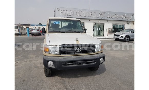 Acheter Import Voiture Toyota Land Cruiser Beige à Import - Dubai, East Mahé Acheter Import Voiture Toyota Land Cruiser Beige à Import - Dubai, East Mahé