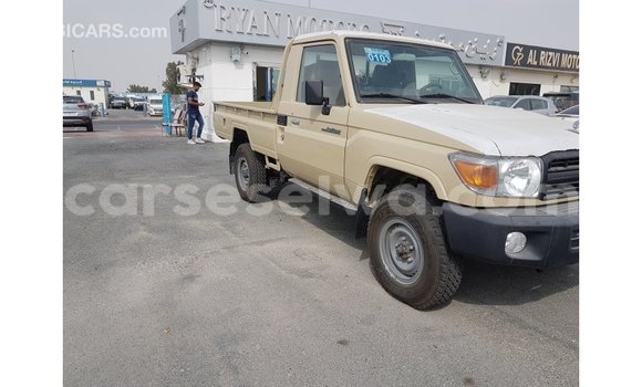 Acheter Import Voiture Toyota Land Cruiser Beige à Import - Dubai, East Mahé Acheter Import Voiture Toyota Land Cruiser Beige à Import - Dubai, East Mahé