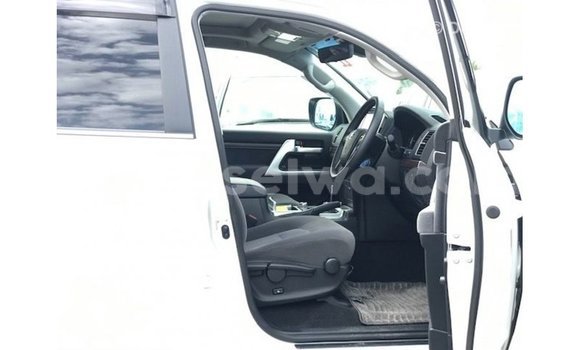 Acheter Import Voiture Toyota Land Cruiser Blanc à Import - Dubai, East Mahé Acheter Import Voiture Toyota Land Cruiser Blanc à Import - Dubai, East Mahé