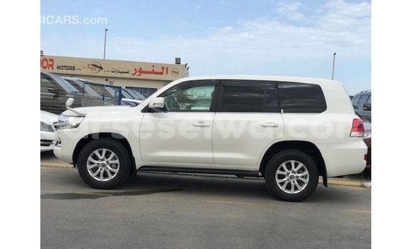 Acheter Import Voiture Toyota Land Cruiser Blanc à Import - Dubai, East Mahé Acheter Import Voiture Toyota Land Cruiser Blanc à Import - Dubai, East Mahé