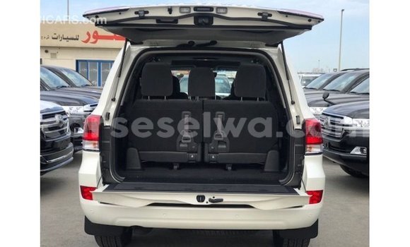 Acheter Import Voiture Toyota Land Cruiser Blanc à Import - Dubai, East Mahé Acheter Import Voiture Toyota Land Cruiser Blanc à Import - Dubai, East Mahé