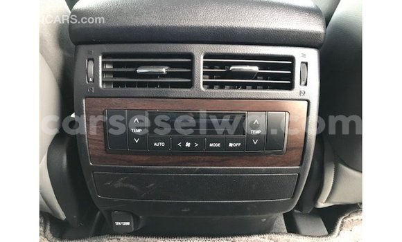 Acheter Import Voiture Toyota Land Cruiser Blanc à Import - Dubai, East Mahé Acheter Import Voiture Toyota Land Cruiser Blanc à Import - Dubai, East Mahé