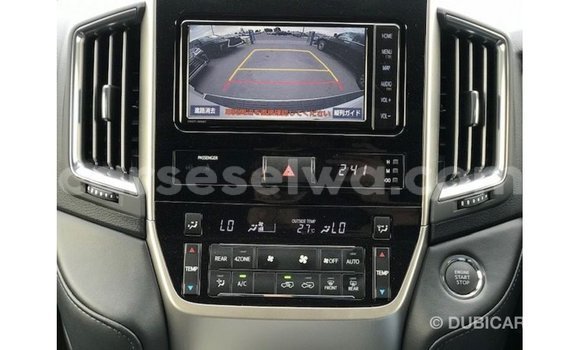 Acheter Import Voiture Toyota Land Cruiser Blanc à Import - Dubai, East Mahé Acheter Import Voiture Toyota Land Cruiser Blanc à Import - Dubai, East Mahé