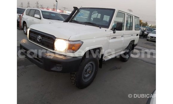 Acheter Import Voiture Toyota Land Cruiser Blanc à Import - Dubai, East Mahé Acheter Import Voiture Toyota Land Cruiser Blanc à Import - Dubai, East Mahé