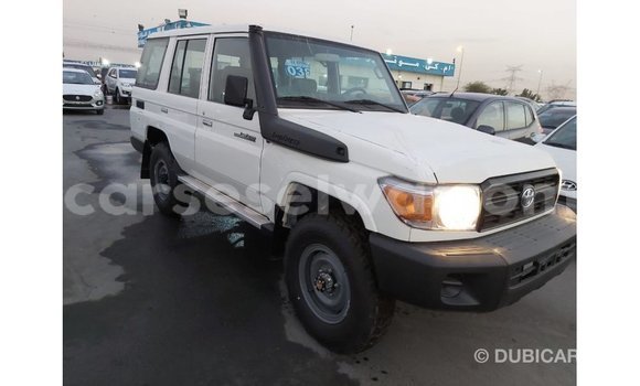 Acheter Import Voiture Toyota Land Cruiser Blanc à Import - Dubai, East Mahé Acheter Import Voiture Toyota Land Cruiser Blanc à Import - Dubai, East Mahé