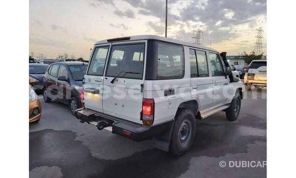 Acheter Import Voiture Toyota Land Cruiser Blanc à Import - Dubai, East Mahé Acheter Import Voiture Toyota Land Cruiser Blanc à Import - Dubai, East Mahé
