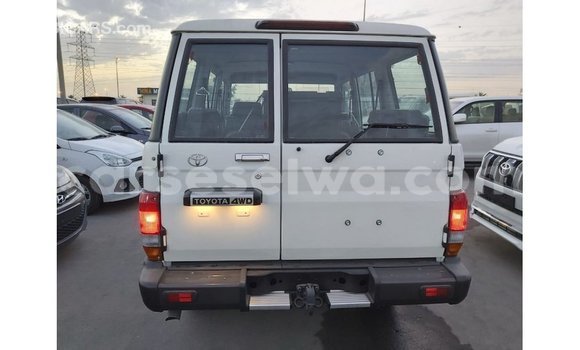 Acheter Import Voiture Toyota Land Cruiser Blanc à Import - Dubai, East Mahé Acheter Import Voiture Toyota Land Cruiser Blanc à Import - Dubai, East Mahé