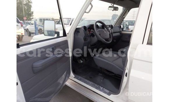 Acheter Import Voiture Toyota Land Cruiser Blanc à Import - Dubai, East Mahé Acheter Import Voiture Toyota Land Cruiser Blanc à Import - Dubai, East Mahé