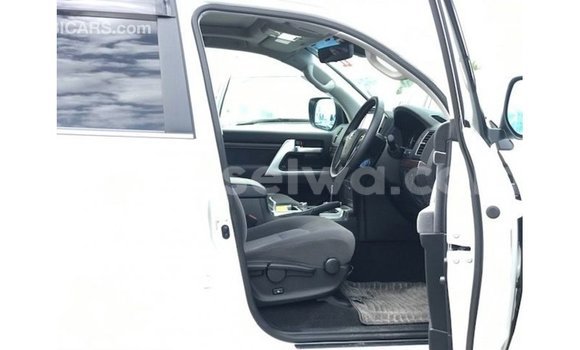 Buy Import Toyota Land Cruiser White Car in Import - Dubai in East Mahé Buy Import Toyota Land Cruiser White Car in Import - Dubai in East Mahé