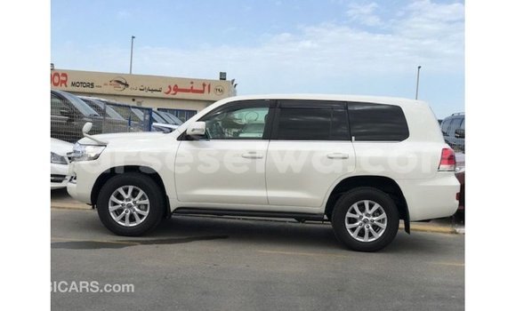 Buy Import Toyota Land Cruiser White Car in Import - Dubai in East Mahé Buy Import Toyota Land Cruiser White Car in Import - Dubai in East Mahé