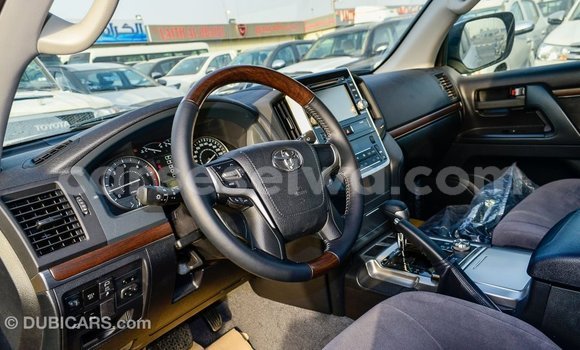Buy Import Toyota Land Cruiser White Car in Import - Dubai in East Mahé Buy Import Toyota Land Cruiser White Car in Import - Dubai in East Mahé