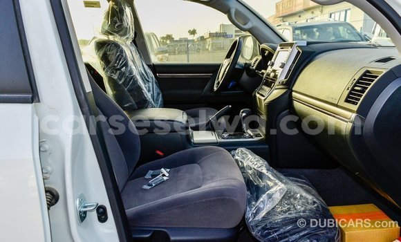 Buy Import Toyota Land Cruiser White Car in Import - Dubai in East Mahé Buy Import Toyota Land Cruiser White Car in Import - Dubai in East Mahé