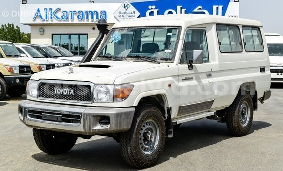 Acheter Import Voiture Toyota Land Cruiser Blanc à Import - Dubai, East Mahé Acheter Import Voiture Toyota Land Cruiser Blanc à Import - Dubai, East Mahé