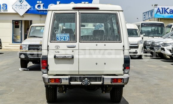 Acheter Import Voiture Toyota Land Cruiser Blanc à Import - Dubai, East Mahé Acheter Import Voiture Toyota Land Cruiser Blanc à Import - Dubai, East Mahé