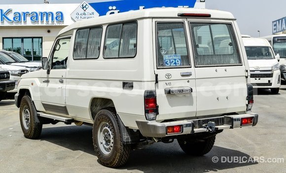 Acheter Import Voiture Toyota Land Cruiser Blanc à Import - Dubai, East Mahé Acheter Import Voiture Toyota Land Cruiser Blanc à Import - Dubai, East Mahé