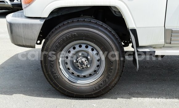 Acheter Import Voiture Toyota Land Cruiser Blanc à Import - Dubai, East Mahé Acheter Import Voiture Toyota Land Cruiser Blanc à Import - Dubai, East Mahé