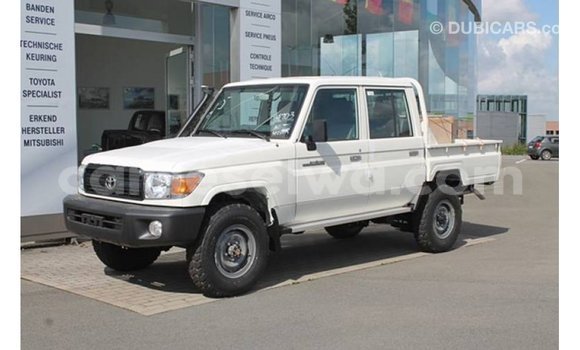 Acheter Import Voiture Toyota Land Cruiser Blanc à Import - Dubai, East Mahé Acheter Import Voiture Toyota Land Cruiser Blanc à Import - Dubai, East Mahé