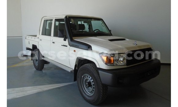 Acheter Import Voiture Toyota Land Cruiser Blanc à Import - Dubai, East Mahé Acheter Import Voiture Toyota Land Cruiser Blanc à Import - Dubai, East Mahé