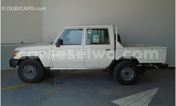 Acheter Import Voiture Toyota Land Cruiser Blanc à Import - Dubai, East Mahé Acheter Import Voiture Toyota Land Cruiser Blanc à Import - Dubai, East Mahé