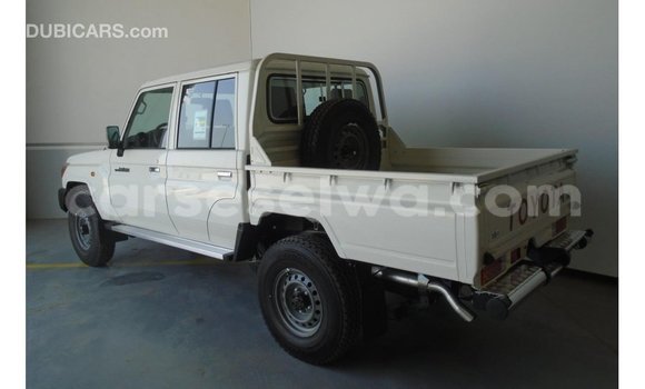 Acheter Import Voiture Toyota Land Cruiser Blanc à Import - Dubai, East Mahé Acheter Import Voiture Toyota Land Cruiser Blanc à Import - Dubai, East Mahé