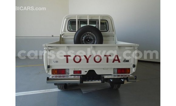 Acheter Import Voiture Toyota Land Cruiser Blanc à Import - Dubai, East Mahé Acheter Import Voiture Toyota Land Cruiser Blanc à Import - Dubai, East Mahé
