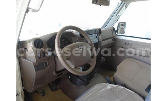 Acheter Import Voiture Toyota Land Cruiser Blanc à Import - Dubai, East Mahé Acheter Import Voiture Toyota Land Cruiser Blanc à Import - Dubai, East Mahé