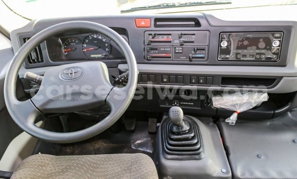 Acheter Import Voiture Toyota Coaster Blanc à Import - Dubai, East Mahé Acheter Import Voiture Toyota Coaster Blanc à Import - Dubai, East Mahé